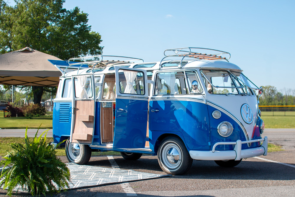 Volkswagen Bus with 21 windows wins first prize