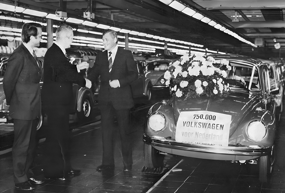 Volkswagen number 750,000 for The Netherlands, a 1303 Beetle, was celebrated at the end of the assembly line at VW-Werk Wolfsburg on 31 October 1973