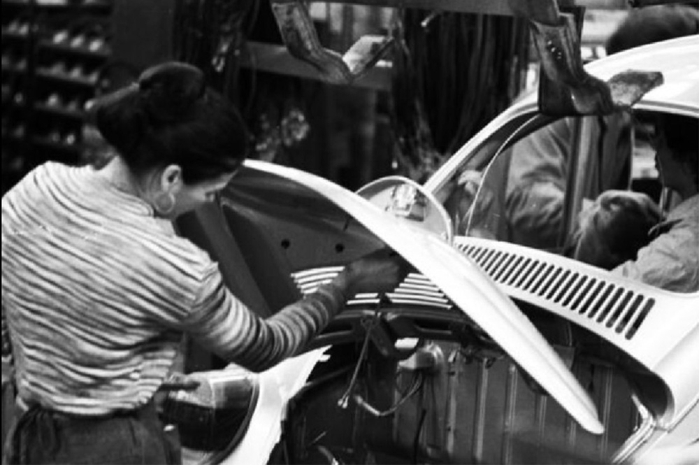 Installation of wiring and electrics on a 1973 model year 1303 Beetle at the Wolfsburg plant, November 1972